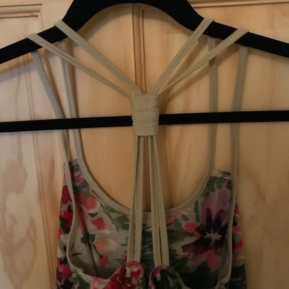Tropical Top 🌺🌿 - Picture 3 of 5